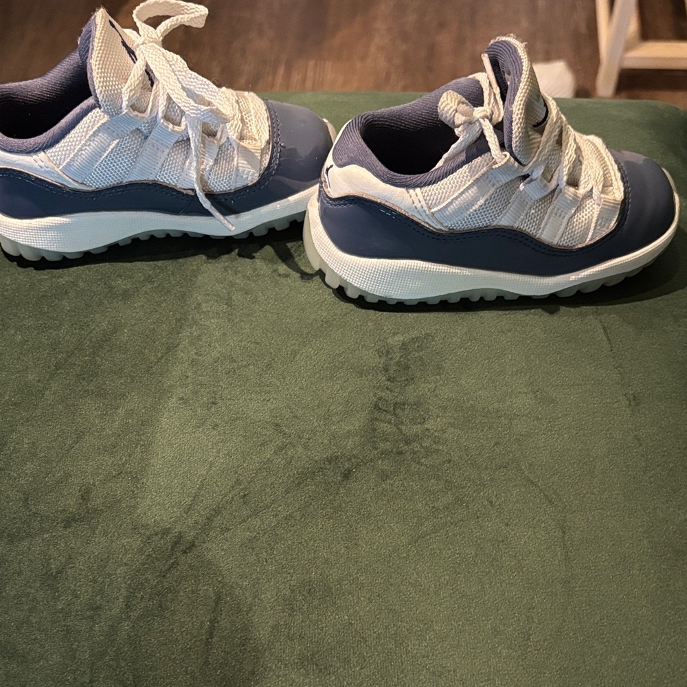 Jordan Kids Sneakers in White and Navy - Picture 2 of 2